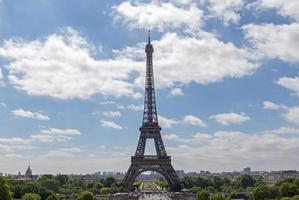 eiffel torre en contra azul cielo con nubes foto