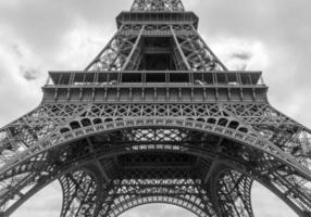 detalle de eiffel torre en contra nubes en negro y blanco foto