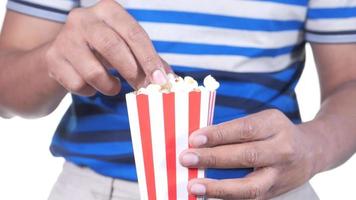 jonge man eten popcorn close-up video