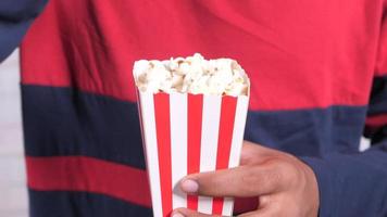 jonge man eten popcorn close-up video