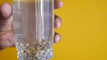 schmutziges Glas Wasser halten video