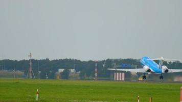 Amsterdam, die niederlande 25. juli 2017 - klm cityhopper fokker 70 ph kzu anthony fokker livree beschleunigen und abfahrt auf der landebahn 36l polderbaan. flughafen shiphol, amsterdam, holland video