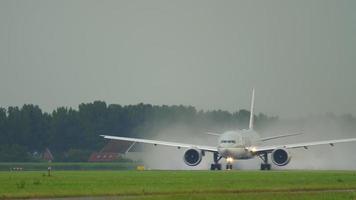 Amsterdam, Pays-Bas 24 juillet 2017 - qatar cargo boeing 777 a7 bfl accélérer avant le départ à polderbaan 36l, temps pluvieux, aéroport de shiphol, amsterdam, hollande video