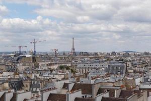 paisaje urbano de París a nublado verano día foto