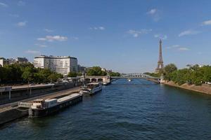 visión de París con Pont ruelle y eiffel torre foto