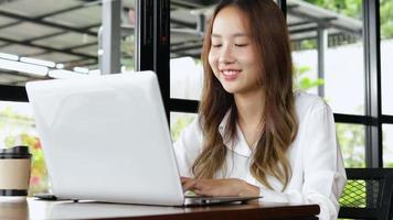 efficiente flusso di lavoro, femmina dipendente digitando su il computer portatile durante giornata di lavoro video