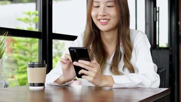 trabajando más inteligente, no más difícil, mujer utilizando teléfono a aumentar eficiencia video