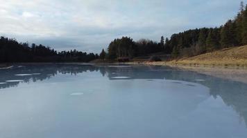 vredig berg tafereel met kalmte meer. toneel- visie van hoog Tatra nationaal park, Slowakije. video