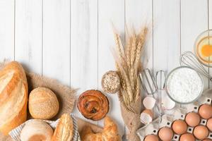 panadería con Fresco huevo, harina y panadería equipo foto