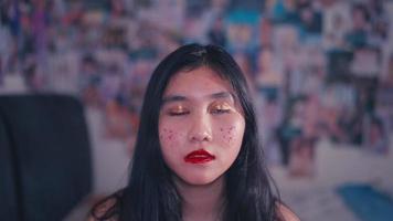 een Aziatisch tiener Verwijderen maken omhoog Aan haar rommelig gezicht omdat het looks en is niet mooi video