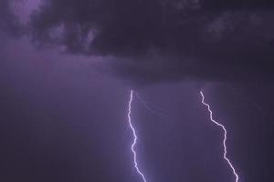 noche cielo con dos golpes de relámpago foto