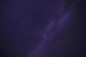 galaxia de la vía láctea en el cielo nocturno foto