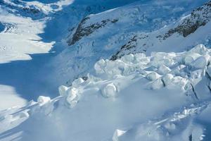 magica ver de el Alpes montañas en Suiza. ver desde helicóptero en suizo Alpes. montaña tapas en nieve. asombroso ver de jungfraujoch y el la unesco mundo patrimonio - el Aletsch glaciar foto