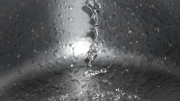 agua gotas que cae en suave superficie foto