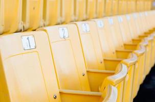 vacío amarillo asientos a estadio,filas de asiento en un fútbol estadio, seleccione atención foto