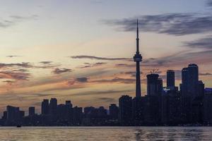 el Toronto horizonte a tarde oscuridad. foto