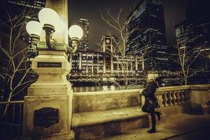 edificios y arquitectura de céntrico chicago a noche. foto