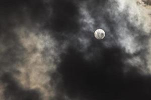 Naciones Unidas oculto detrás oscuro tormenta nubes foto