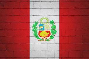 bandera de Perú pintado en un pared foto