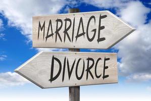 casamiento, divorcio - de madera señalizar con dos flechas y nublado cielo en antecedentes foto