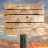 de madera tablero en enviar con puesta de sol cielo en antecedentes foto