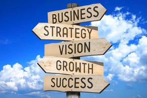 negocio, estrategia, visión, crecimiento, éxito - de madera señalizar con cinco flechas foto