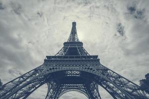 eiffel torre en París en contra nubes foto