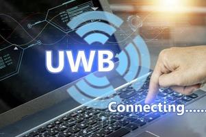 ultra banda ancha uwb es un corto alcance radio comunicación tecnología en anchos de banda de 500MHz o mayor y a muy alto frecuencias en general, eso trabajos similar a Bluetooth y Wifi foto