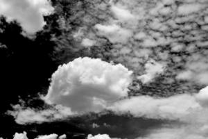 blanco nube texturizado y cielo aislado en negro antecedentes foto