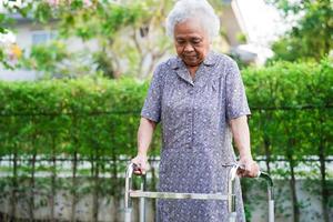 anciana asiática paciente con discapacidad ejercicio en silla de ruedas con médico en el parque, concepto médico. foto