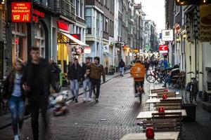 Ámsterdam, Países Bajos, 17-03-2023 Moviente personas en el centrar de Ámsterdam, viaje reportaje foto