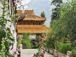 antiguo tibetano templo con flores y el natural mundo foto