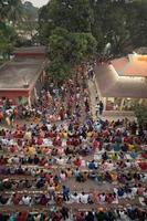 narayanganj, dhaka, bangladesh, en noviembre 12, 2022, devotos ofrecimiento oraciones a el shri shri Lokanath brahmachari ashram templo durante el hindú religioso rápido festival de Rakher upobash. foto