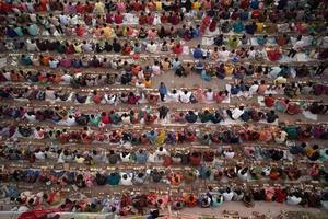 Narayanganj, Dhaka, Bangladesh, on November 12, 2022, Devotees offering prayers at the Shri Shri Lokanath Brahmachari Ashram temple during the Hindu religious fasting festival of Rakher Upobash. photo