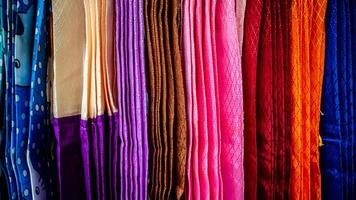 un variedad de vistoso cortinas en el cortina tienda foto