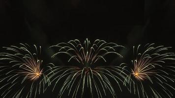 fiesta fondo, verde fuegos artificiales en noche cielo foto