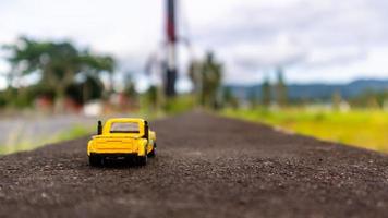 minahasa, indonesia enero de 2023, coche de juguete en el campo de arroz foto