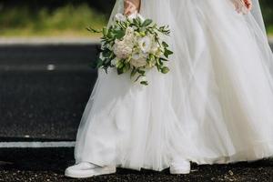 novia en zapatillas en parque foto