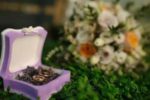 delicado Boda antecedentes con anillos y botón de oro flor foto