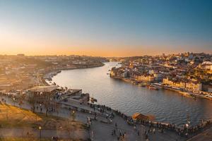 visión de conjunto de el ciudad de Oporto, Portugal en el noche. 10 februari 2023 foto