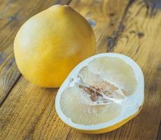 pomelo en la mesa de madera foto