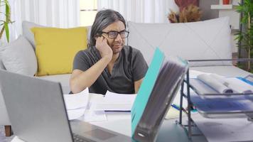 betonade affärsman gör inte vilja till arbete på Hem, han är lat. lat affärsman är uttråkad medan arbetssätt på Hem och är motvillig till arbete på arbete. video