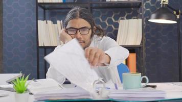 lat kontor arbetstagare Sammanträde på skrivbord istället av arbetssätt är förvirrad och fundersam. lat kontor arbetstagare Sammanträde på skrivbord och upptagen med Övrig saker istället av arbetssätt. video