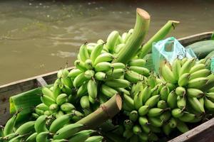 Fruta barcos - bananas - en maldito Saduak flotante mercado es un popular turista destino ese europeos y chino me gusta a viaje con el tradicional camino de vida de el aldeanos foto