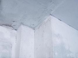 grieta en el pared techos,consecuencia de un fugas techo, emergencia condición de alojamiento, refacción, negro moho, suelto pintar casa Descompostura concepto. foto