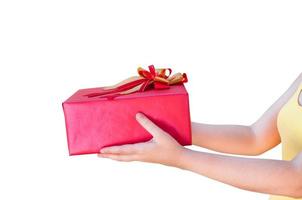 mujer manos participación Navidad fiesta regalo rojo caja en decorado festivo en aislado en blanco fondo,embalaje regalo envoltura,concepto de dando regalos foto