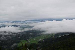 ver de el tierra encima el nubes pueblo encima el nubes lolai colinas pueblo y tradicional pueblo cubierto por nubes en el Mañana antes de amanecer foto