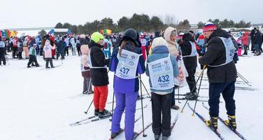 anual todo ruso Deportes evento acción esquí pista de Rusia. deportivo estilo de vida para adultos, niños, familia fiesta en a campo traviesa esquiar - masa carrera en un Nevado pista. Rusia, Kaluga - marzo 4, 2023 foto