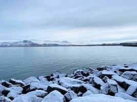 un ver de el frente al mar a Reikiavik en Islandia en el invierno foto