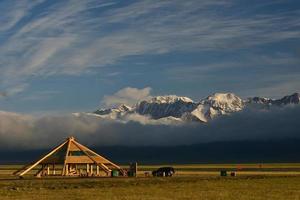 The mountains and waters around Tarim Lake are very dazzling and unpredictable photo